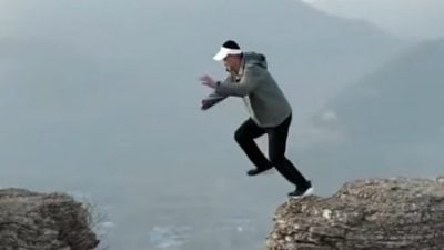 视频| 横跳10公尺深谷只为拍视频 男子玩命被骂翻