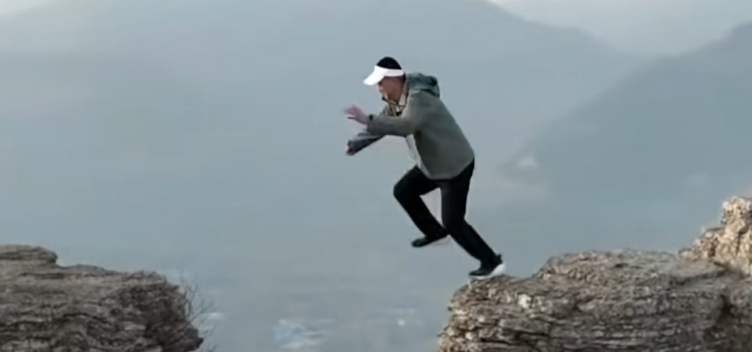 视频| 横跳10公尺深谷只为拍视频 男子玩命被骂翻