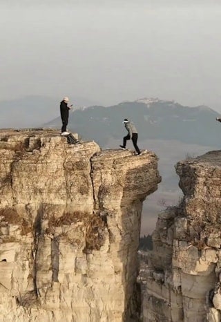 视频| 横跳10公尺深谷只为拍视频 男子玩命被骂翻