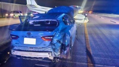 视频 | 罕见意外 飞机撞汽车 司机命大仅受轻伤