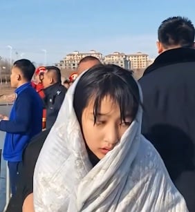 视频|13岁女孩跳冰湖救幼童 家属寻人亲上门致谢