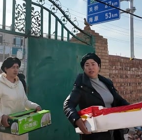 视频|13岁女孩跳冰湖救幼童 家属寻人亲上门致谢