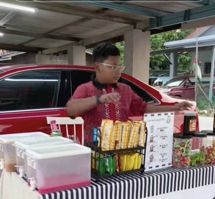 视频|“我想和父母一起去朝圣” 11岁男孩摆摊卖饮料一周赚600