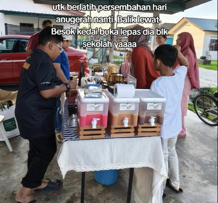 视频|“我想和父母一起去朝圣” 11岁男孩摆摊卖饮料一周赚600