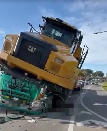 视频|太骇人!牵引车载自卸卡车急煞 遭前滑压毁瞬间视频