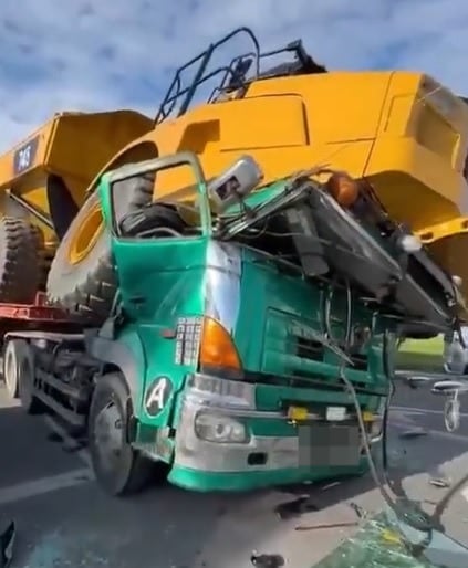 视频|太骇人!牵引车载自卸卡车急煞 遭前滑压毁瞬间视频