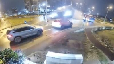 视频｜奔驰撞路墩飞越2车坠地 司机奇迹生仅轻伤！