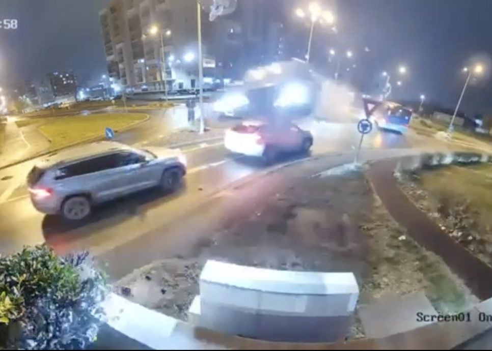 视频|奔驰撞路墩弹射越车重摔坠地 司机奇迹生还仅轻伤！