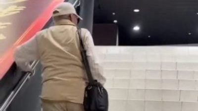 视频| 拍片公审90多岁阿伯“插队” “正义魔人”被骂“将人性踩在脚底！”