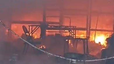 视频｜汽车电池店付之一炬 六旬业者叹：整幅身家都烧毁！