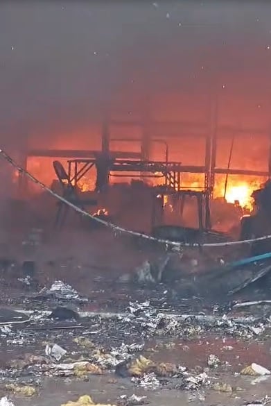 视频|汽车电池店付之一炬 六旬业者叹：整幅身家都烧毁！