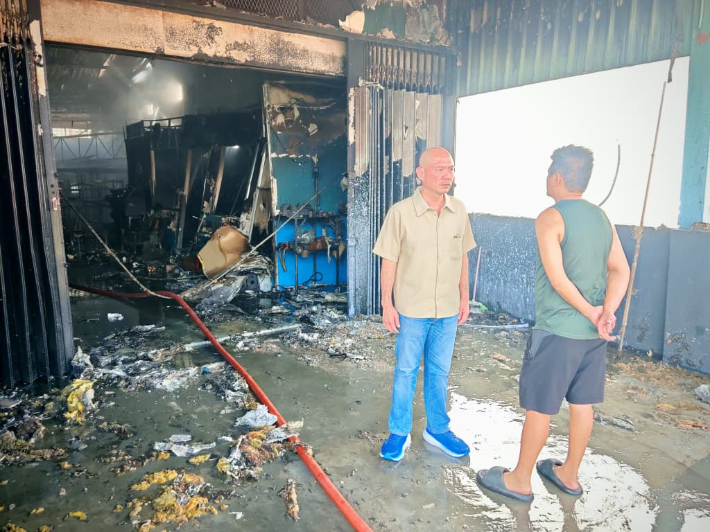 视频|汽车电池店付之一炬 六旬业者叹：整幅身家都烧毁！