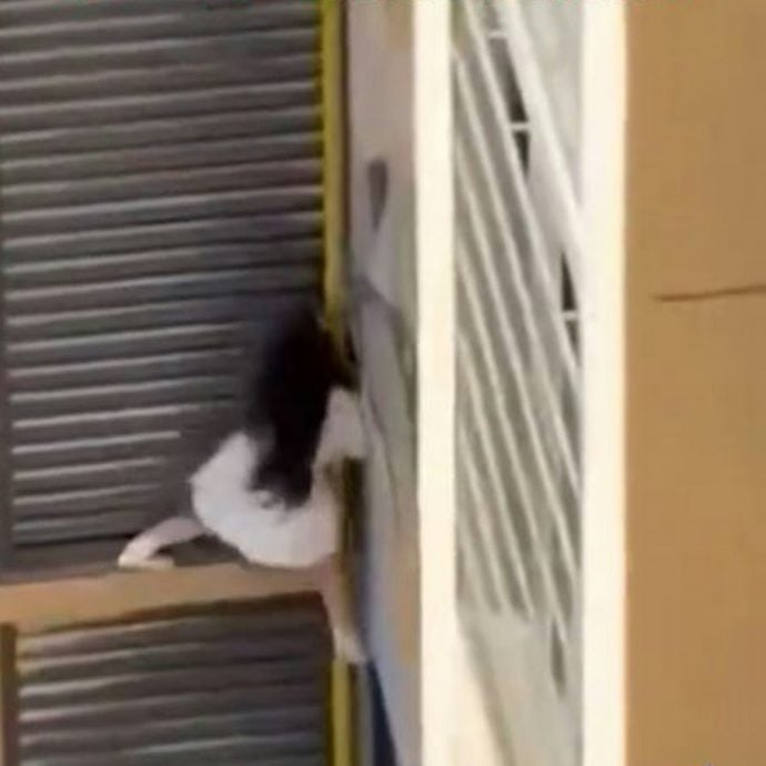 视频|疑偷情被抓奸？ 女子高楼外危险爬窗逃！