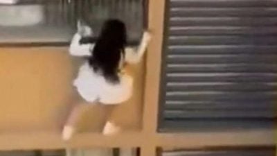 视频| 疑偷情被抓奸？女子高楼外危险爬窗逃！