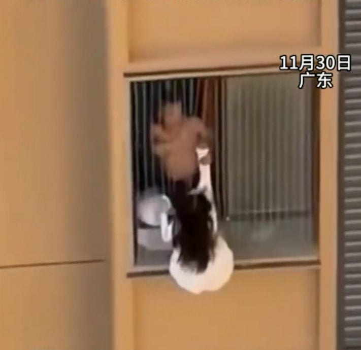 视频|疑偷情被抓奸？ 女子高楼外危险爬窗逃！