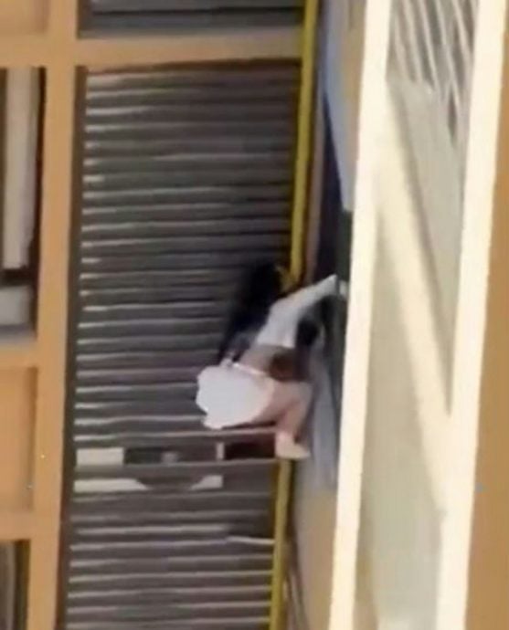 视频|疑偷情被抓奸？ 女子高楼外危险爬窗逃！