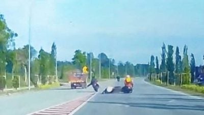 视频 | 突换车道酿2摩托翻车 网轰：无头盔骑士安然无恙