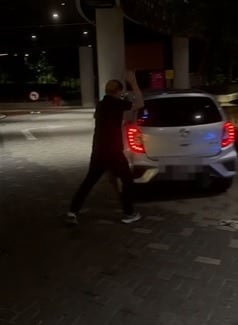 视频|载到醉汉倒大霉 电召车司机头部被打伤 车镜被砸