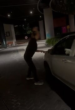 视频|载到醉汉倒大霉 电召车司机头部被打伤 车镜被砸