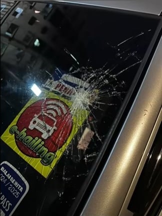 视频|载到醉汉倒大霉 电召车司机头部被打伤 车镜被砸