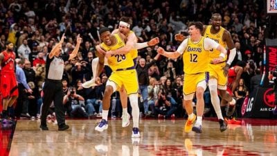 詹皇助攻八村垒三分绝杀  湖人制伏暴龙紧追雷霆