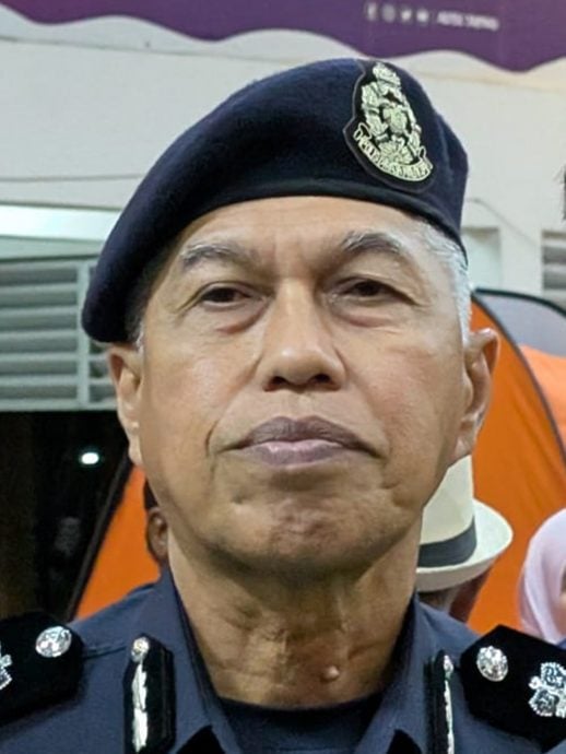 警:机师乘客伤势稳定 轻型飞机因引擎故障迫降撞毁