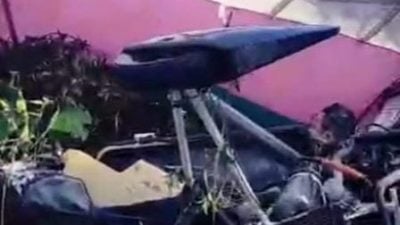 轻型飞机引擎故障迫降撞毁  警：机师乘客伤势稳定