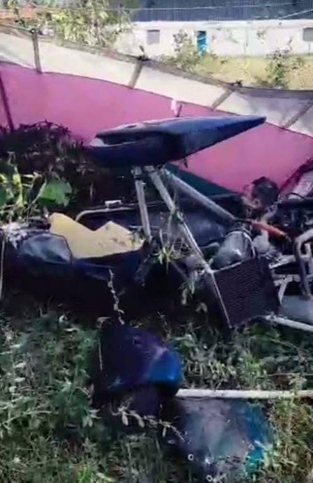 警:机师乘客伤势稳定 轻型飞机因引擎故障迫降撞毁