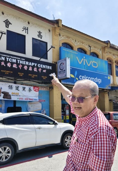 设定3pm发布(大北马)居林市区出现一对稀客 它们在觅地筑爱巢