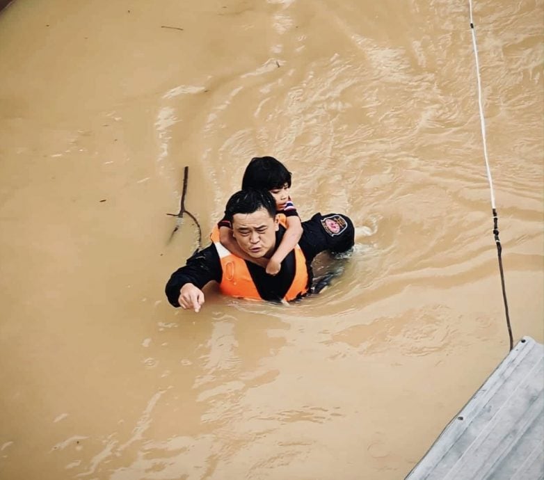 设定3PM发布(大北马)泰南救灾功成身退,洪新涵分享水中救灾的经验。