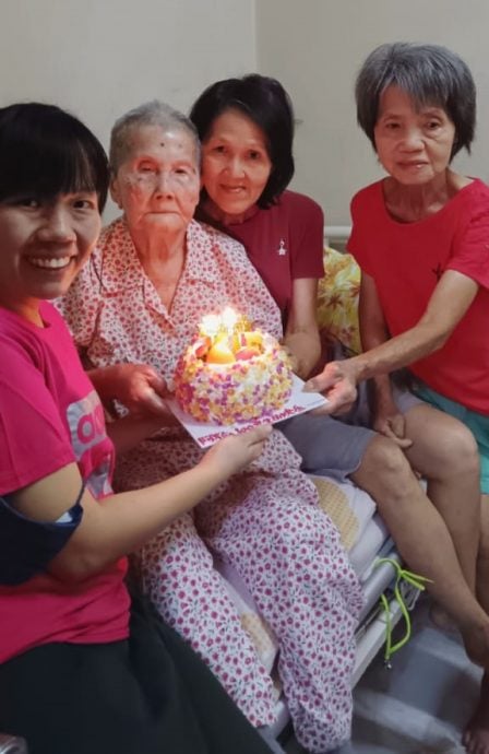 请签发(大北马)百岁女人瑞何宝珠日前在住家安详离世,享嵩寿105岁,四代同堂。