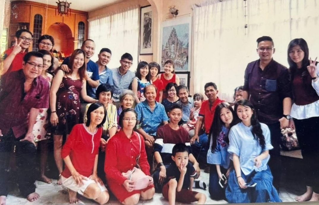 请签发(大北马)百岁女人瑞何宝珠日前在住家安详离世,享嵩寿105岁,四代同堂。