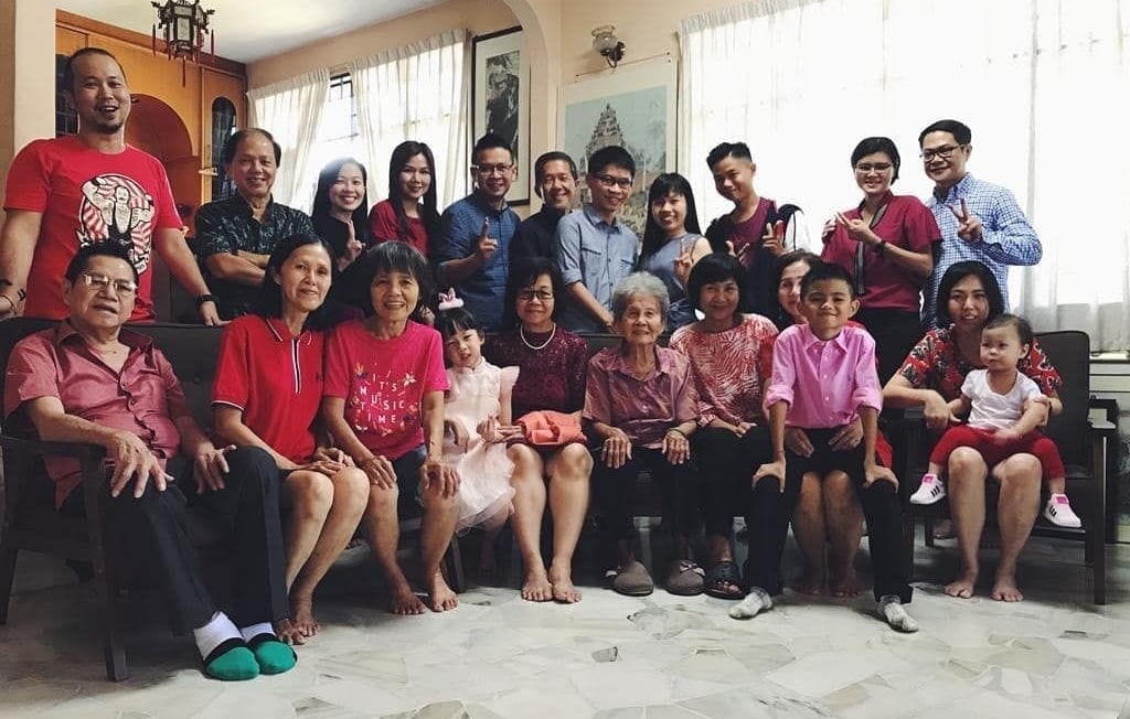 请签发(大北马)百岁女人瑞何宝珠日前在住家安详离世,享嵩寿105岁,四代同堂。