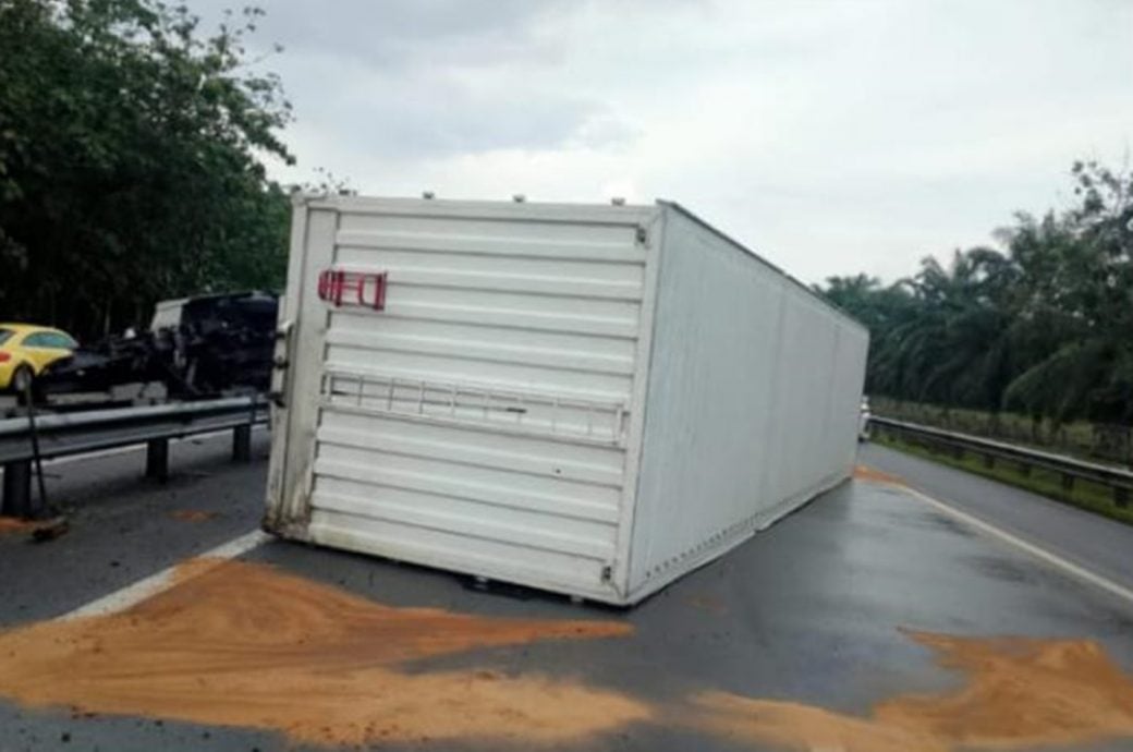 货柜罗里南北大道行驶疑失控 撞反方向轿车3人伤