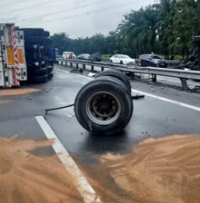 货柜罗里南北大道行驶疑失控 撞反方向轿车3人伤