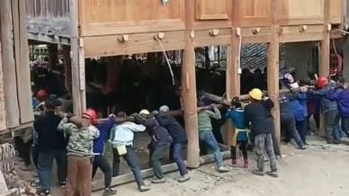 贵州村民硬核“搬家” 200人扛6吨重木屋