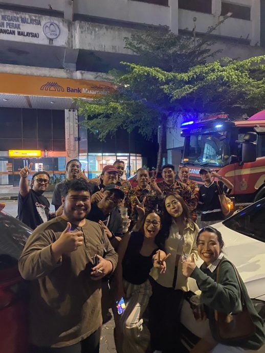 路人听见呼救声报警 9人被困电梯获救