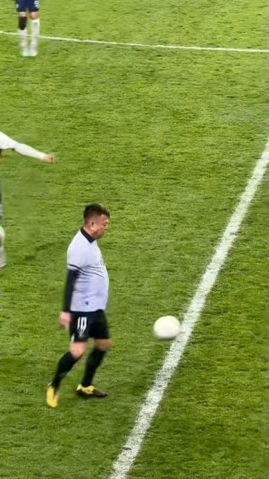 踢球误伤对手要害 陈百祥挨轰没品