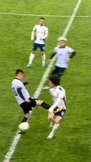 踢球误伤对手要害 陈百祥挨轰没品