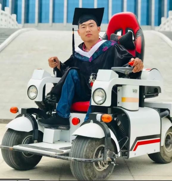 身障乞丐到医生爬出传奇 李创业励志逆转人生