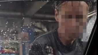 轻快铁站遭陌生男强拉车门 女子吓坏:猛鸣笛都不走