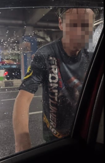 轻快铁站遭陌生男强拉车门 女子吓坏:猛鸣笛都不走