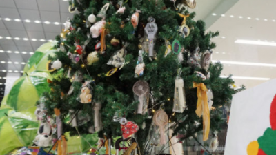 有手持电扇、雨伞！ JR博多站“失物招领圣诞树”创意惊艳