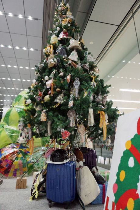 这棵圣诞树有手持电扇、雨伞! JR博多站“失物招领圣诞树”创意惊艳