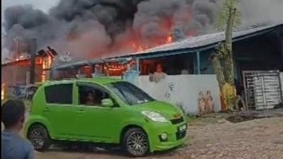 遭雷殛引发大火 喷漆厂着火殃邻屋 8车毁