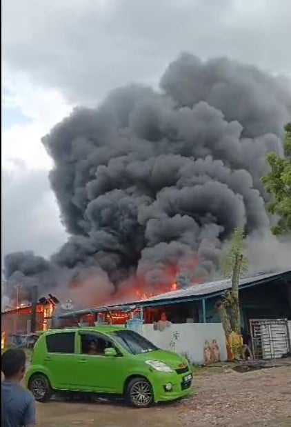 遭雷殛引发大火 喷漆厂着火殃邻屋 8车毁