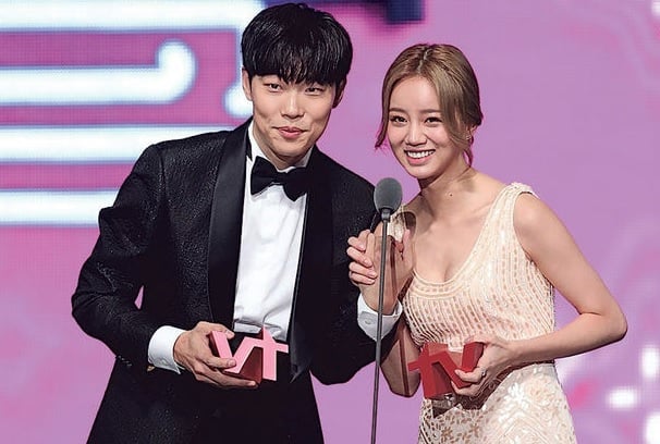 避开同框惠利 柳俊烈现身《请回答1988》特别节目