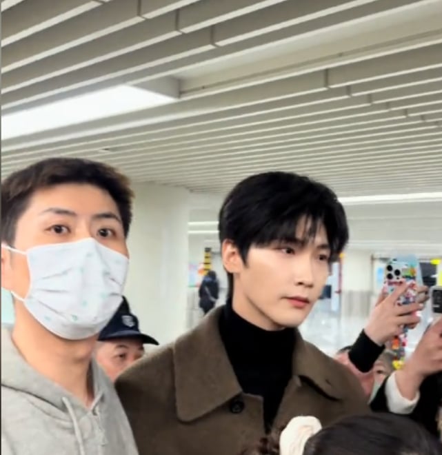 邢昭林机场遭粉丝挤跌 3次怒吼:让我上车!