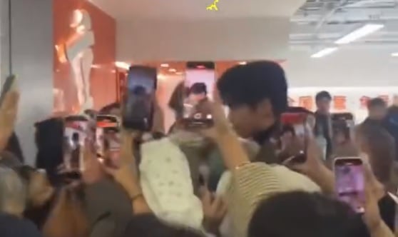 邢昭林机场遭粉丝挤跌 3次怒吼:让我上车!