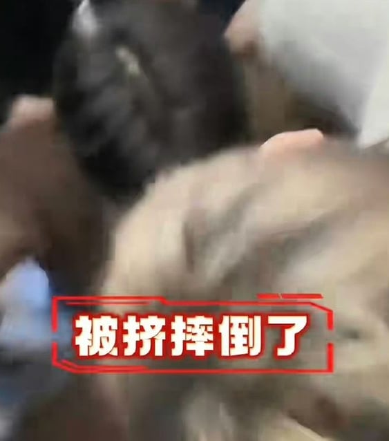 邢昭林机场遭粉丝挤跌 3次怒吼:让我上车!